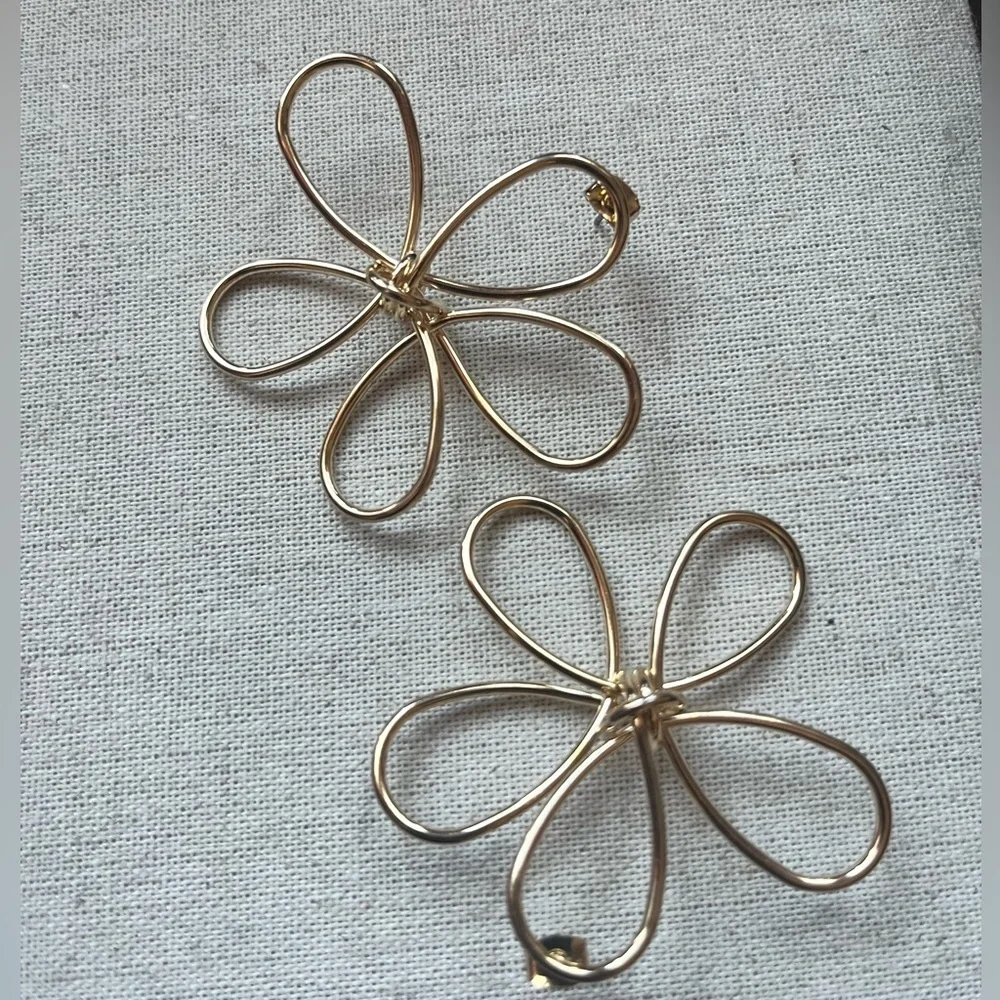 SHASHI Anemone Outline Goldplated Stud Earrings-NWOT - Picture 9 of 15